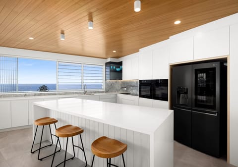 Penthouse Perfection: Sweeping Ocean Views