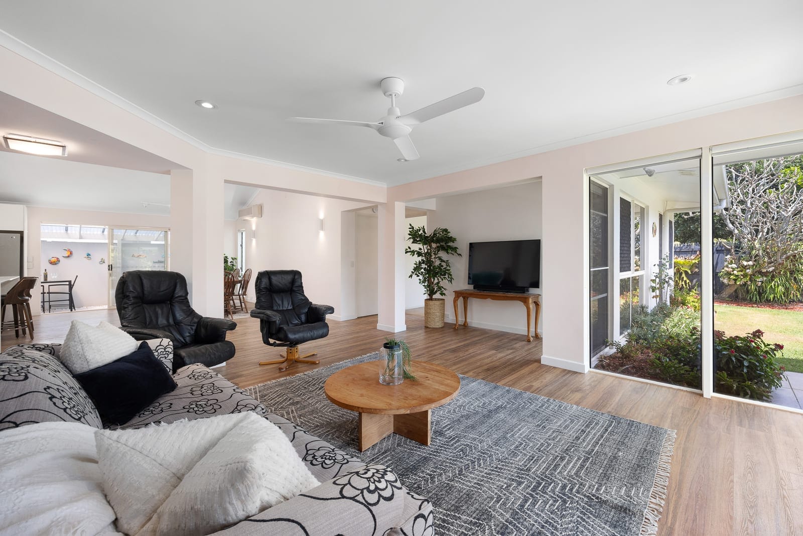Immaculate Home in Quiet Cul-de-sac, Metres from the Beach