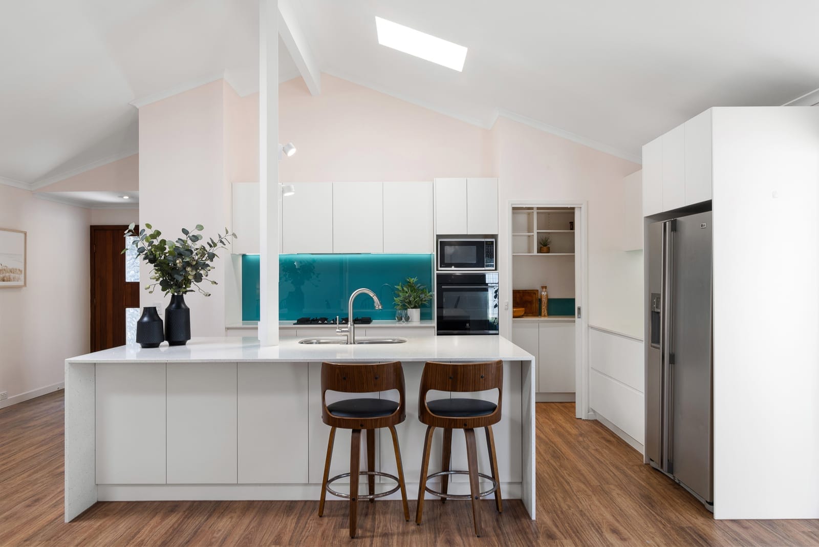 Immaculate Home in Quiet Cul-de-sac, Metres from the Beach