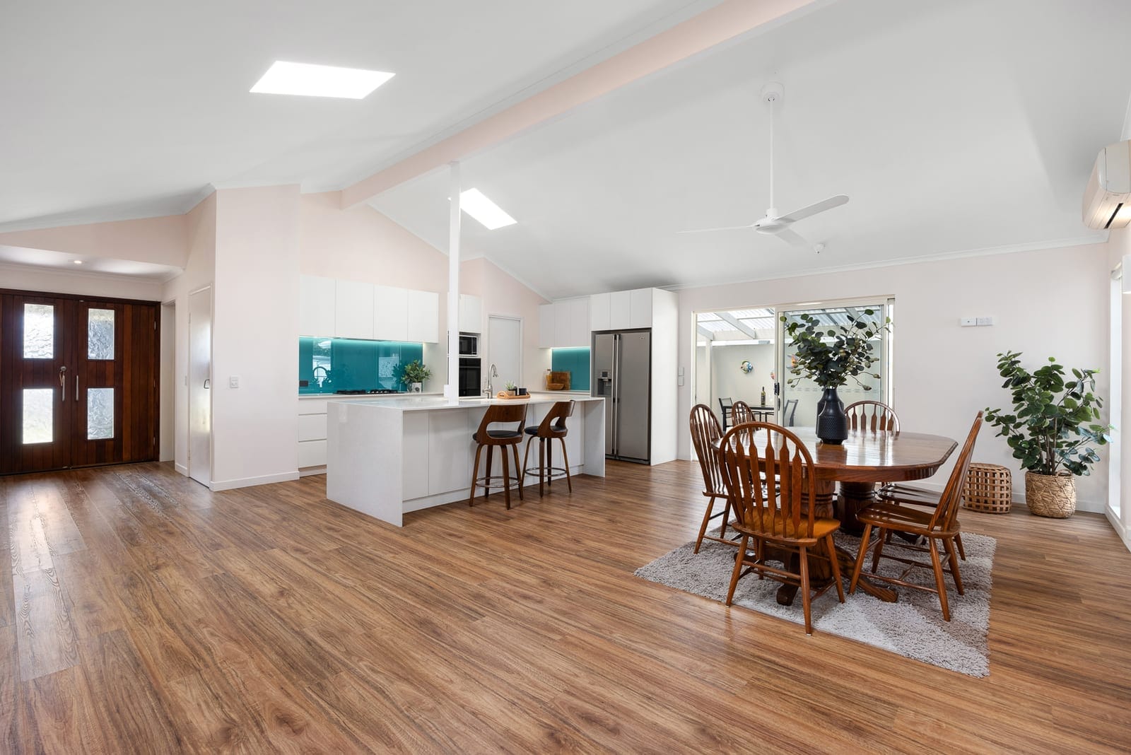 Immaculate Home in Quiet Cul-de-sac, Metres from the Beach