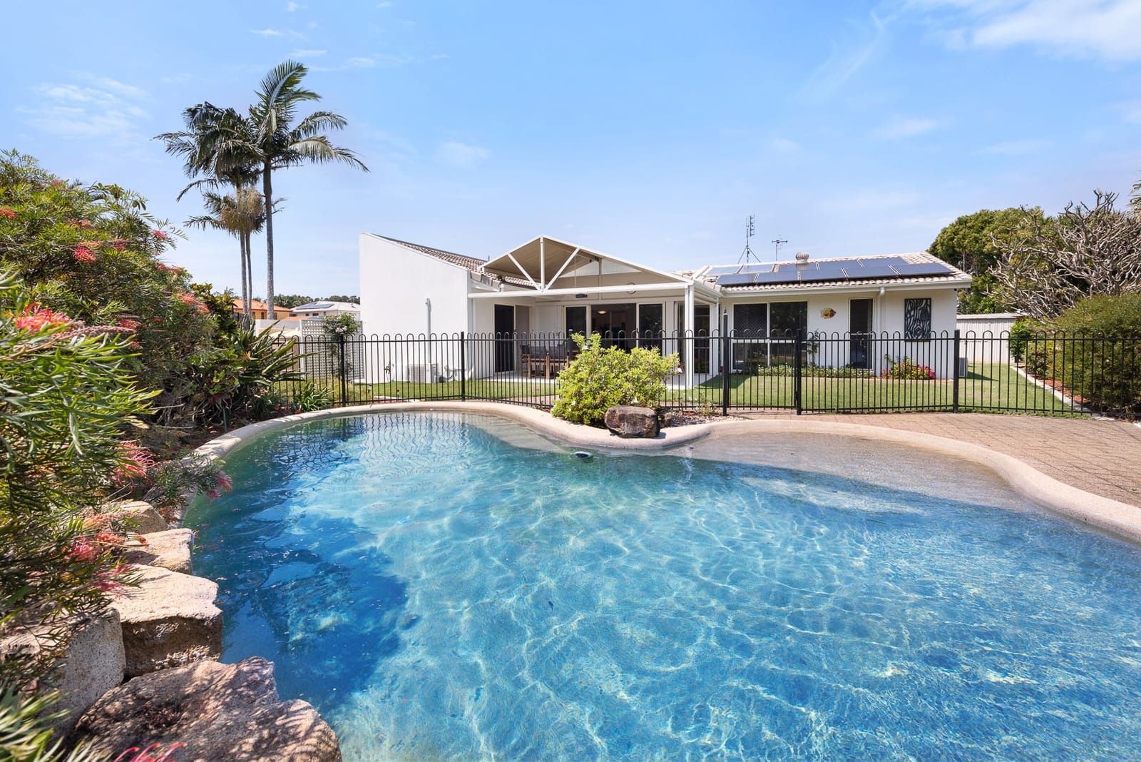 Immaculate Home in Quiet Cul-de-sac, Metres from the Beach