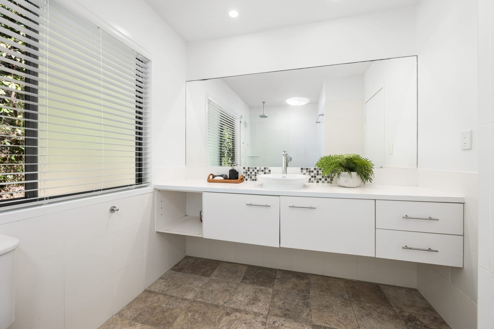 Charming Bushland Oasis: Spacious Family Home Minutes from the Beach