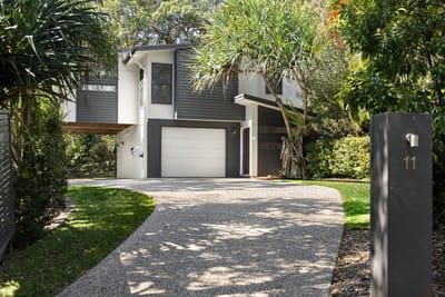 Charming Bushland Oasis: Spacious Family Home Minutes from the Beach