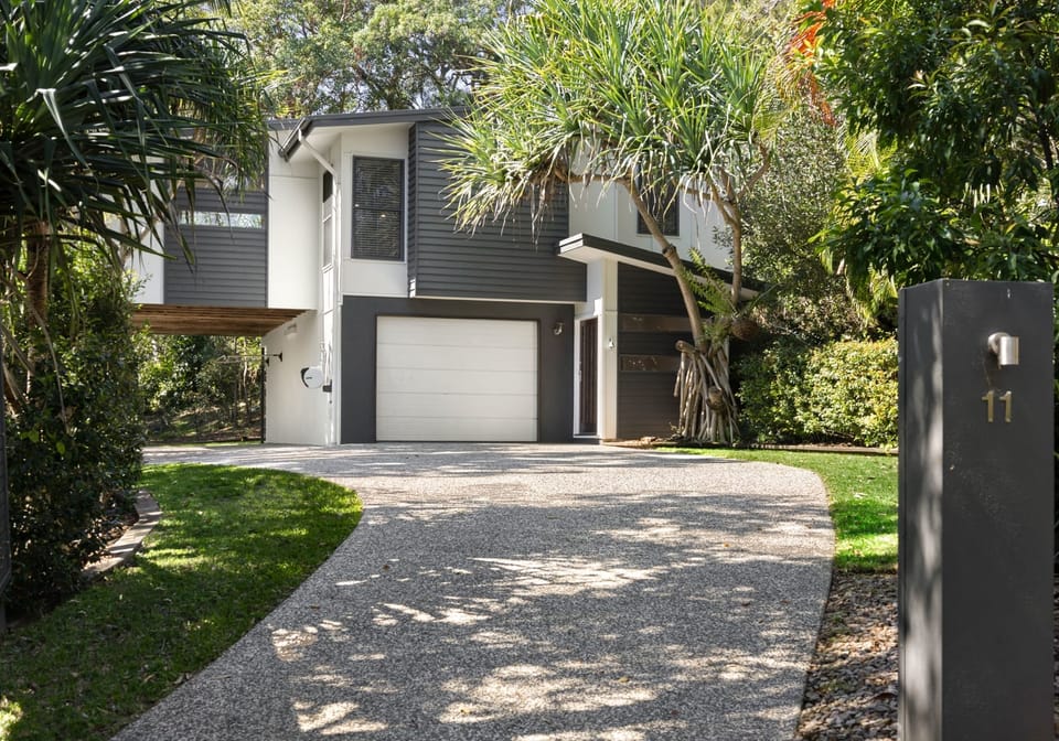 Charming Bushland Oasis: Spacious Family Home Minutes from the Beach