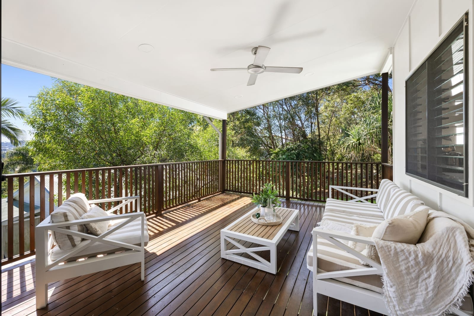 Charming Bushland Oasis: Spacious Family Home Minutes from the Beach