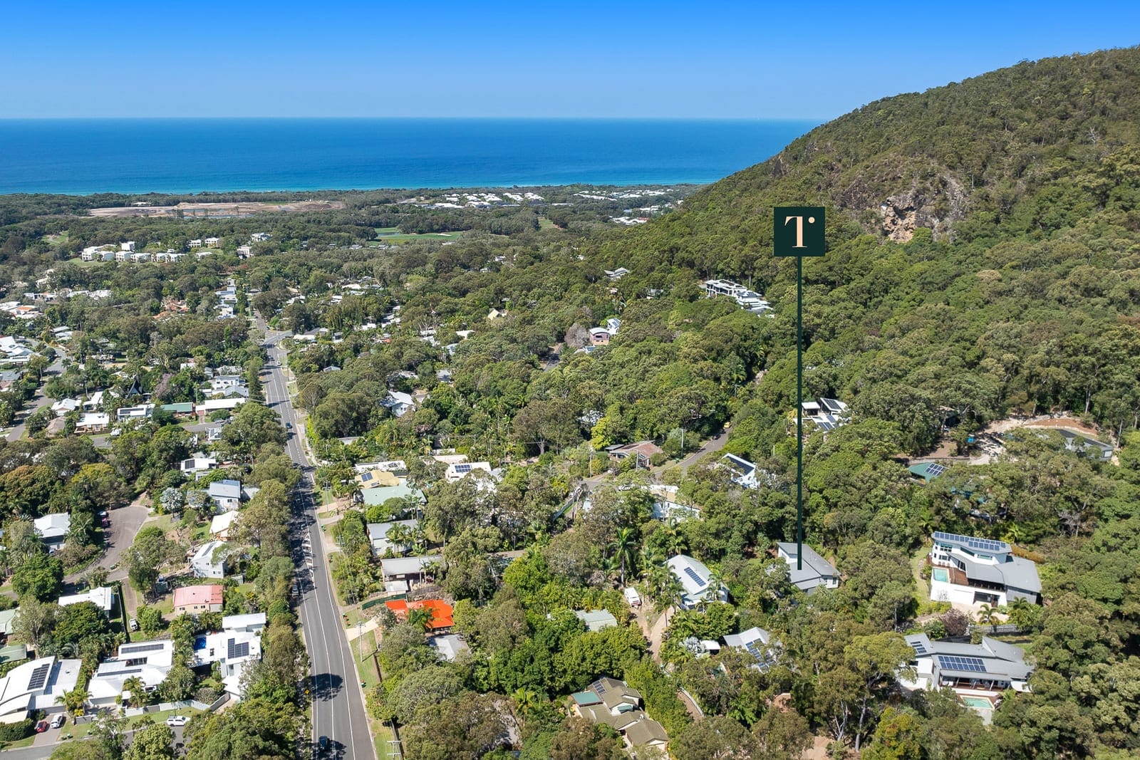 Charming Bushland Oasis: Spacious Family Home Minutes from the Beach
