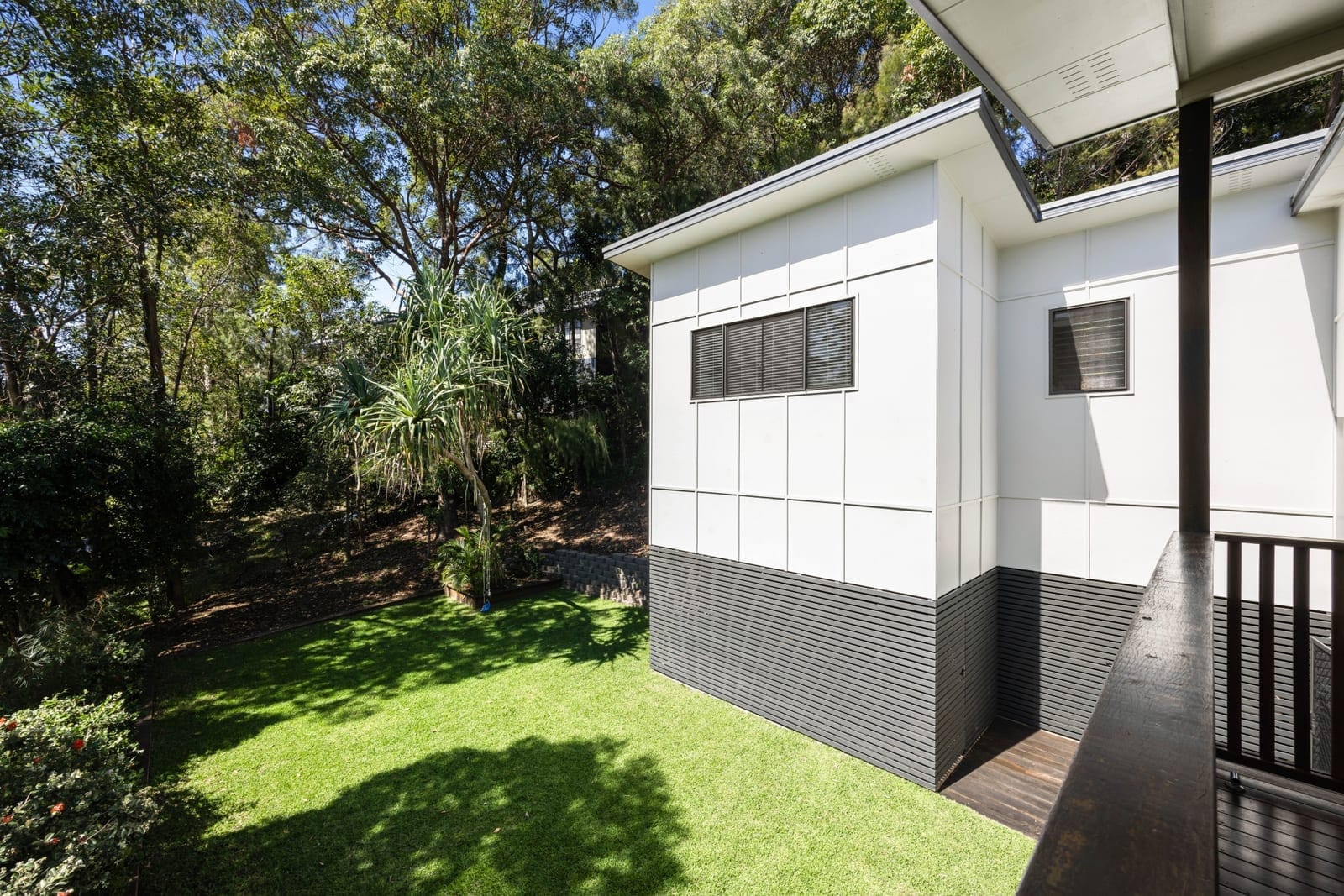 Charming Bushland Oasis: Spacious Family Home Minutes from the Beach