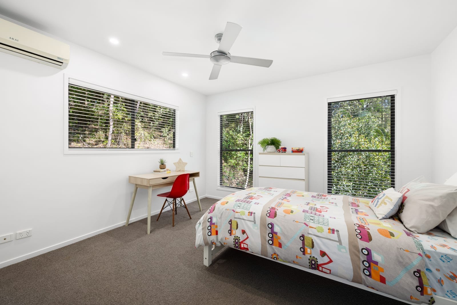 Charming Bushland Oasis: Spacious Family Home Minutes from the Beach