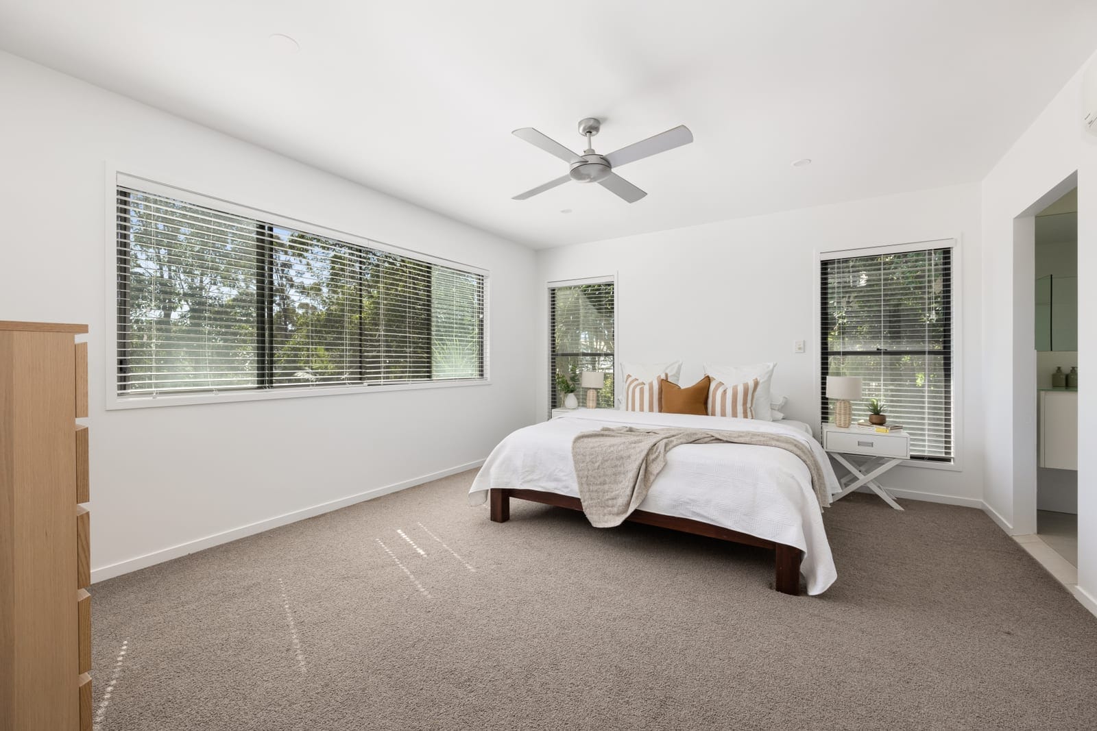 Charming Bushland Oasis: Spacious Family Home Minutes from the Beach