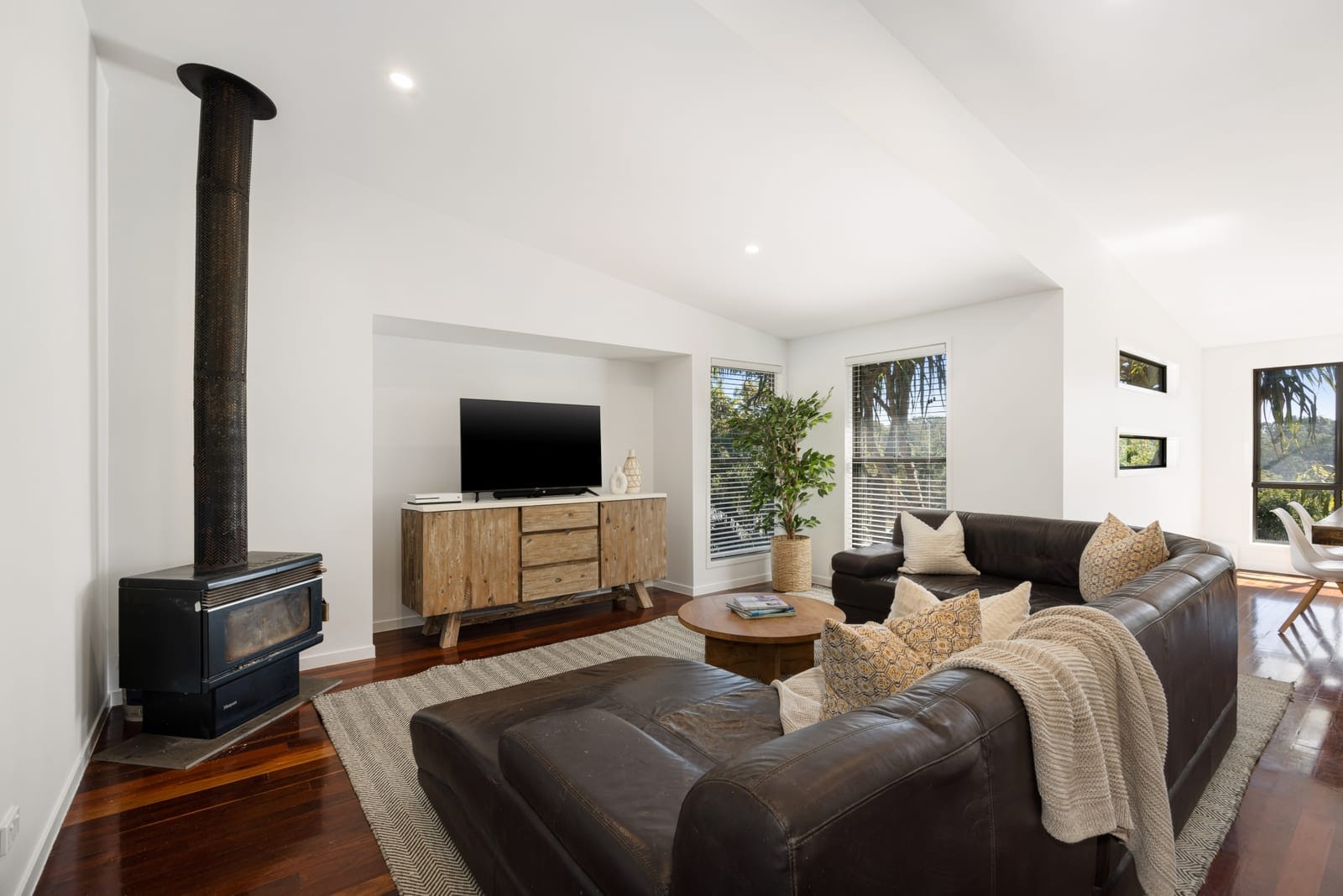 Charming Bushland Oasis: Spacious Family Home Minutes from the Beach