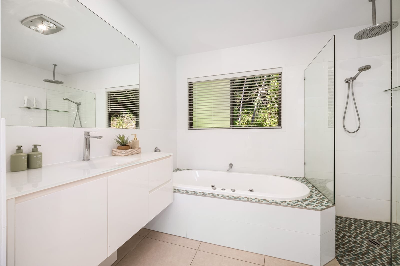 Charming Bushland Oasis: Spacious Family Home Minutes from the Beach