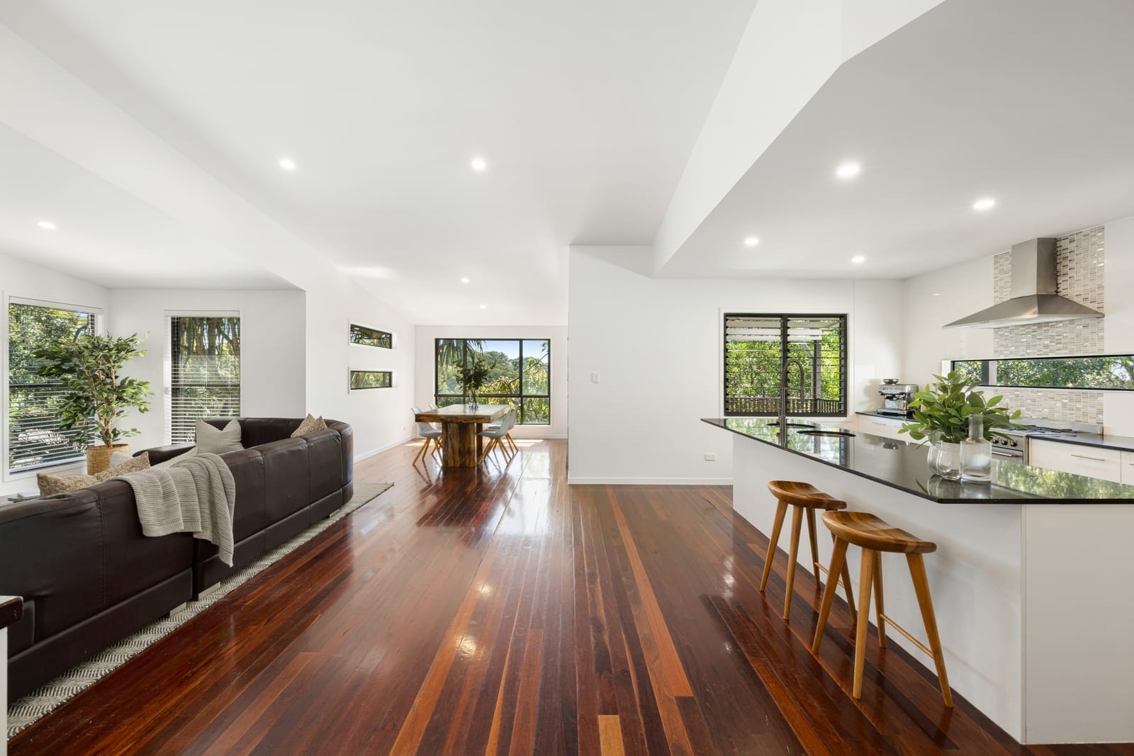 Charming Bushland Oasis: Spacious Family Home Minutes from the Beach