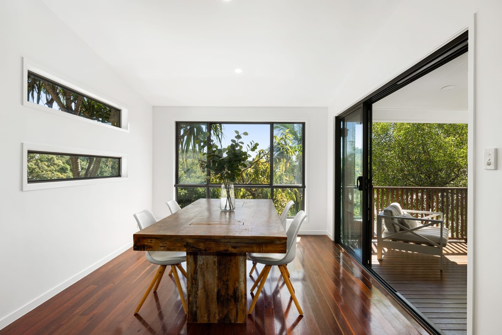 Charming Bushland Oasis: Spacious Family Home Minutes from the Beach
