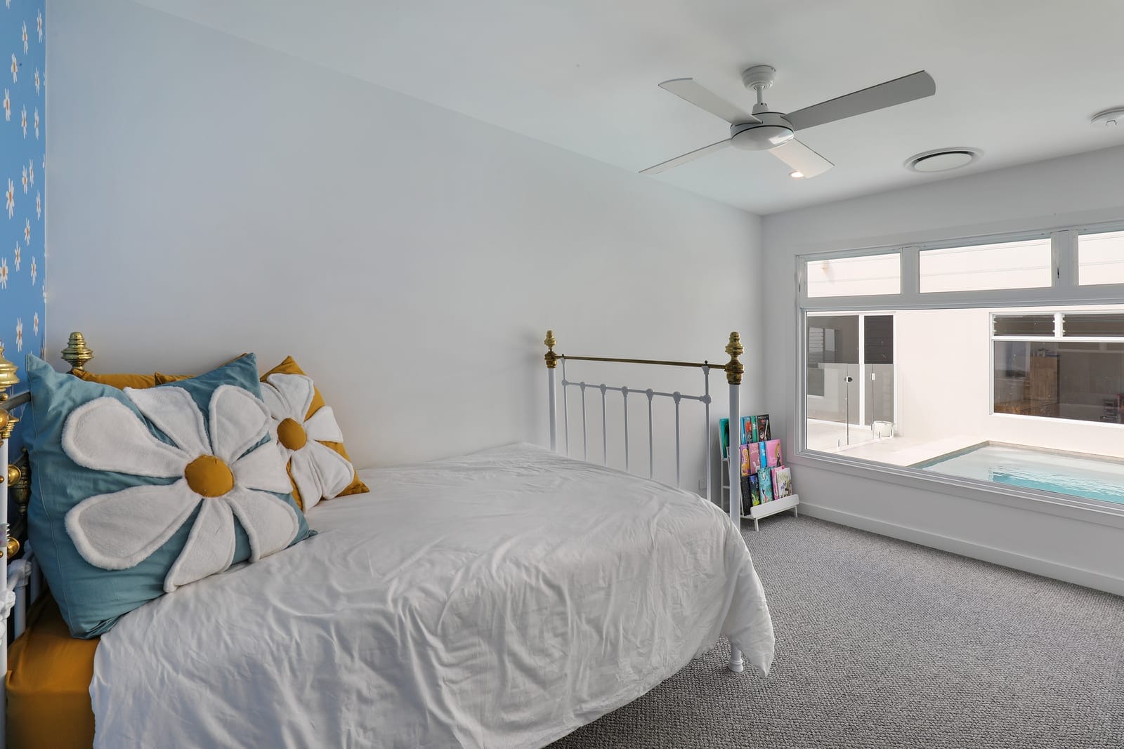 Effortless Acreage Living – North Facing with Views!