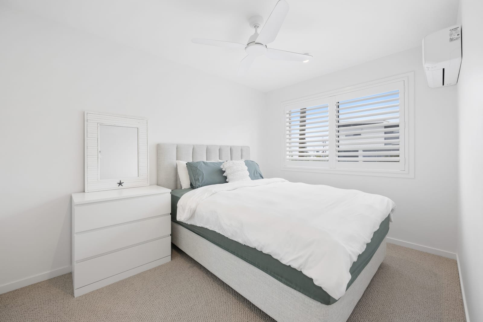 Ultra chic beachside living – 100m to Beach