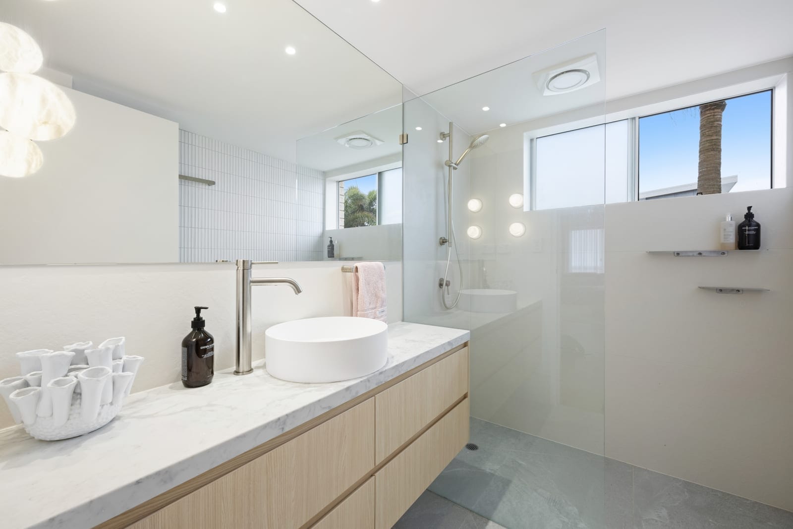 Ultra chic beachside living – 100m to Beach