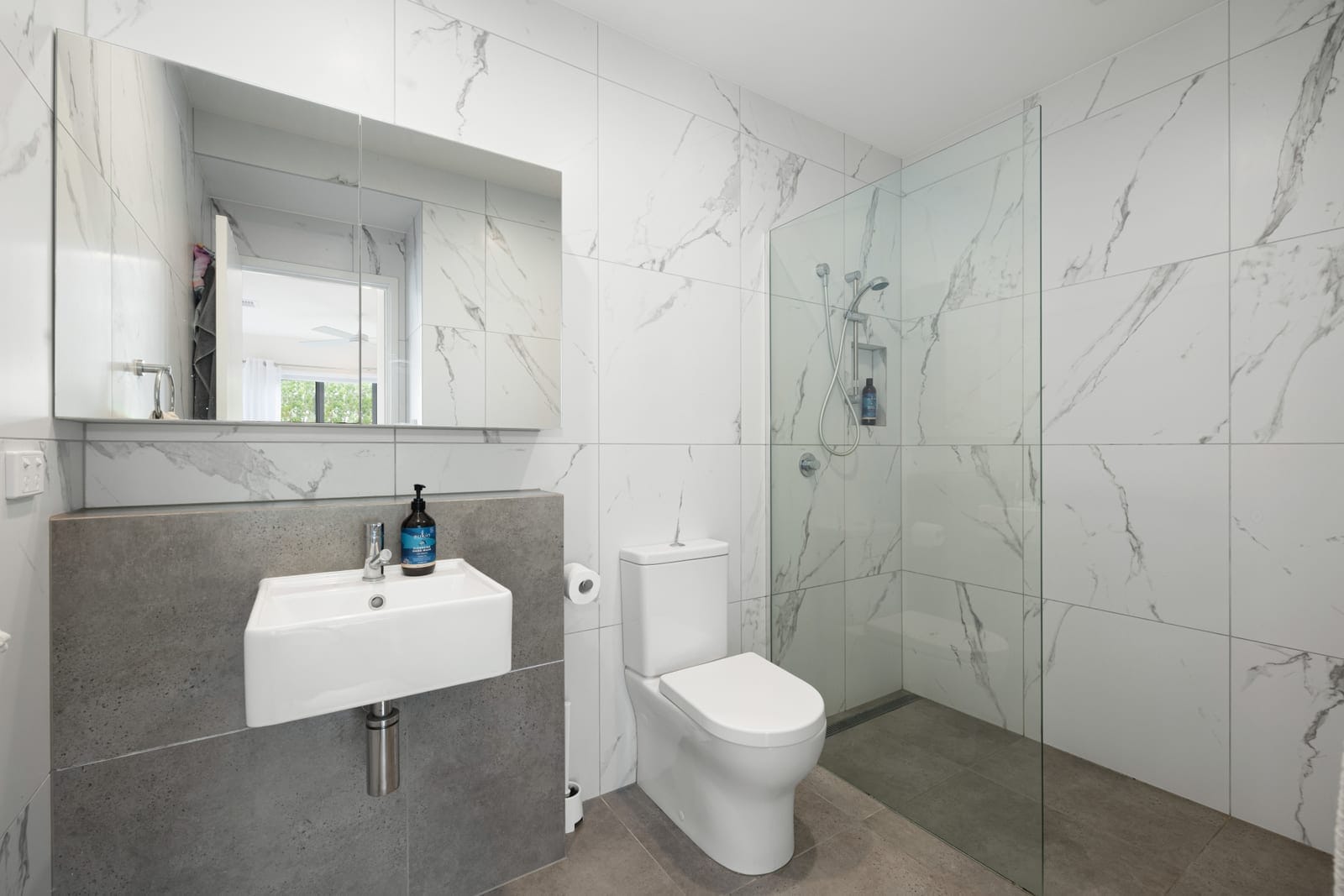 Architecturally Designed Home With Detached 2 Bedroom Dwelling
