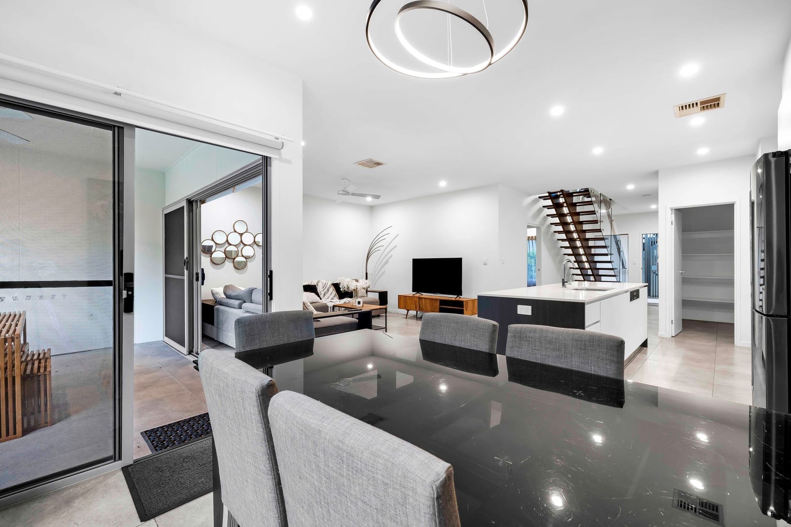 Architecturally Designed Home With Detached 2 Bedroom Dwelling