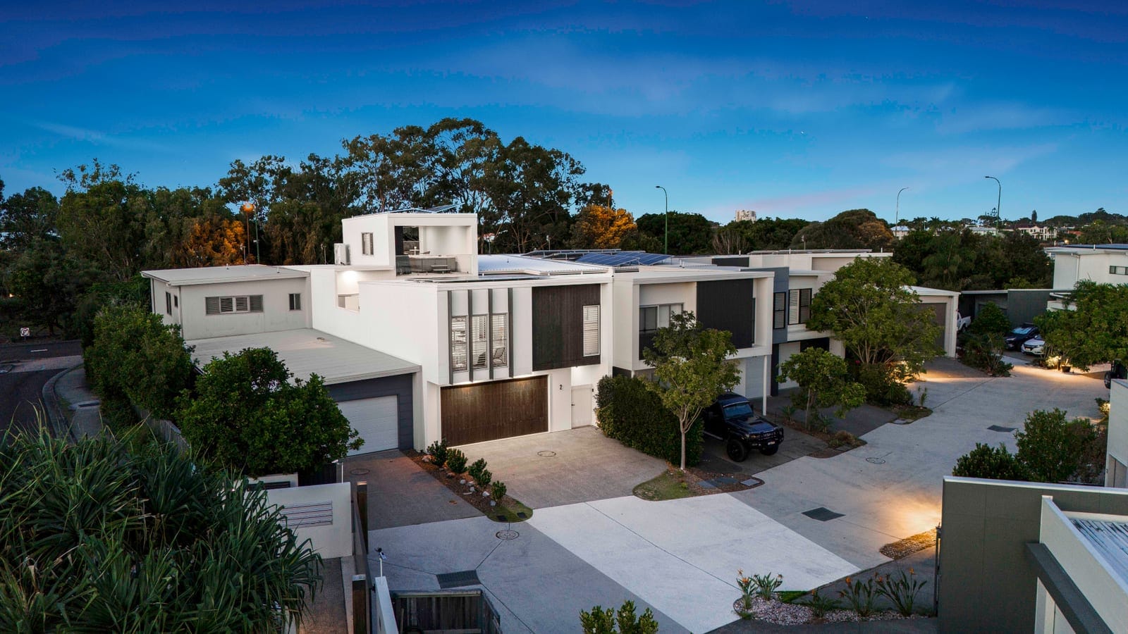 Architecturally Designed Home With Detached 2 Bedroom Dwelling
