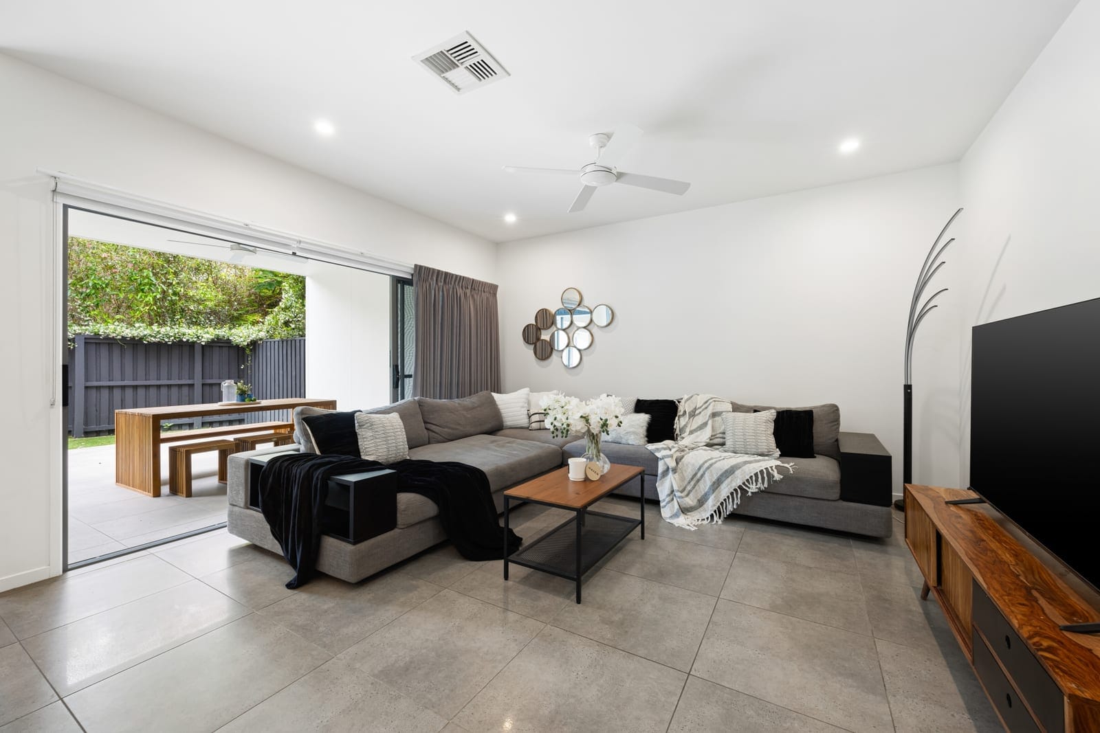 Architecturally Designed Home With Detached 2 Bedroom Dwelling
