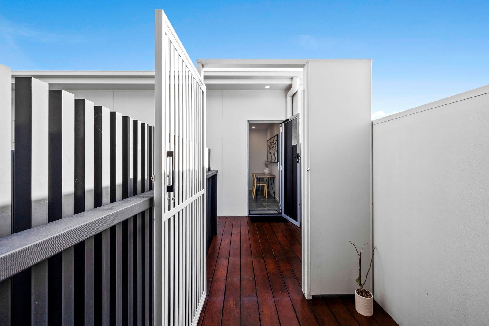 Architecturally Designed Home With Detached 2 Bedroom Dwelling