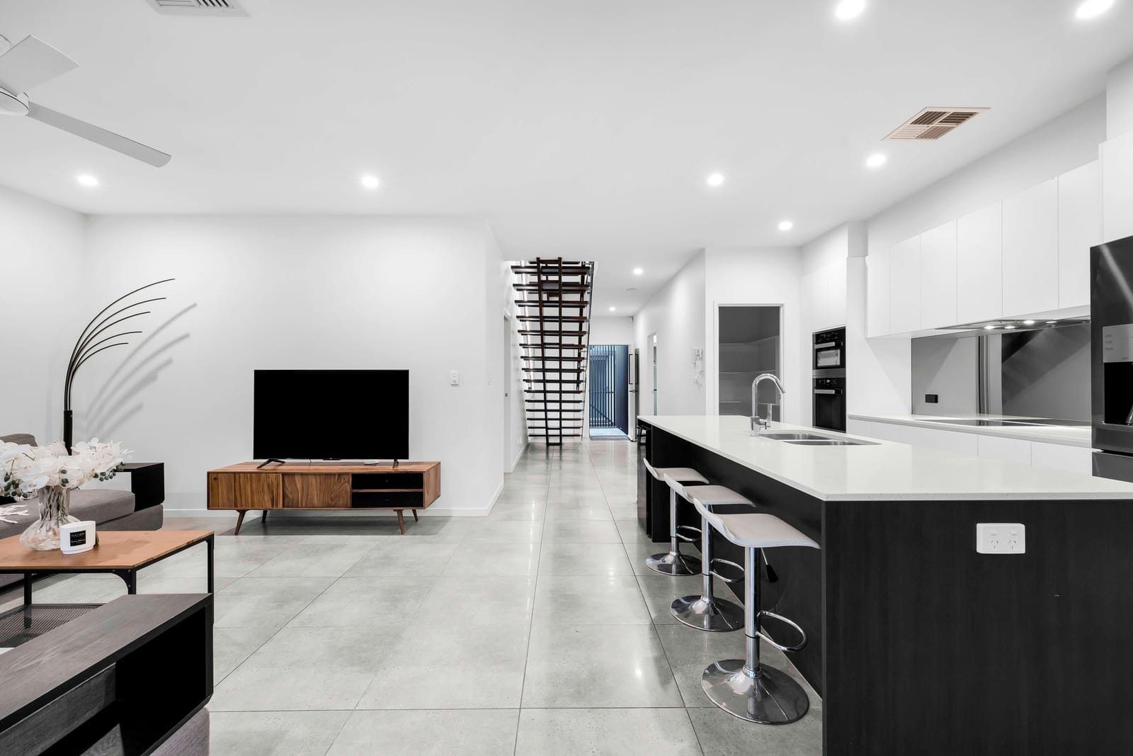 Architecturally Designed Home With Detached 2 Bedroom Dwelling