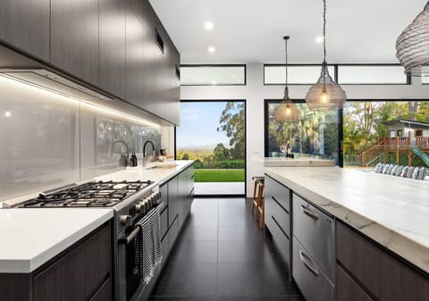 STUNNING ARCHITECTURAL HINTERLAND RETREAT