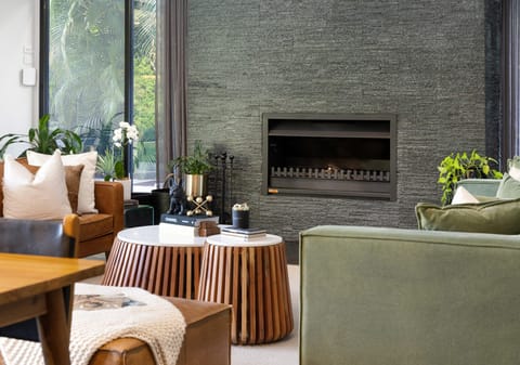 STUNNING ARCHITECTURAL HINTERLAND RETREAT