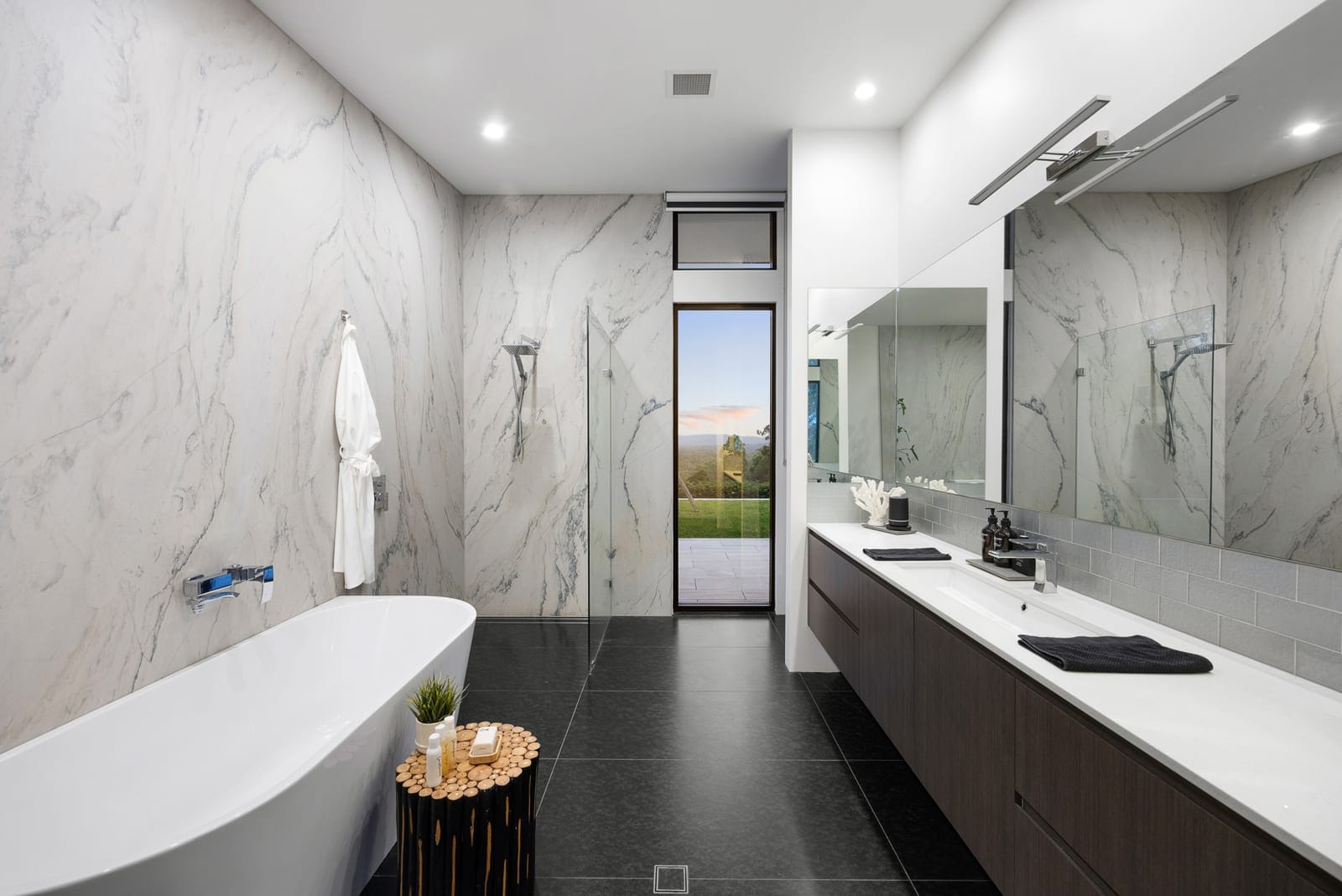 STUNNING ARCHITECTURAL HINTERLAND RETREAT