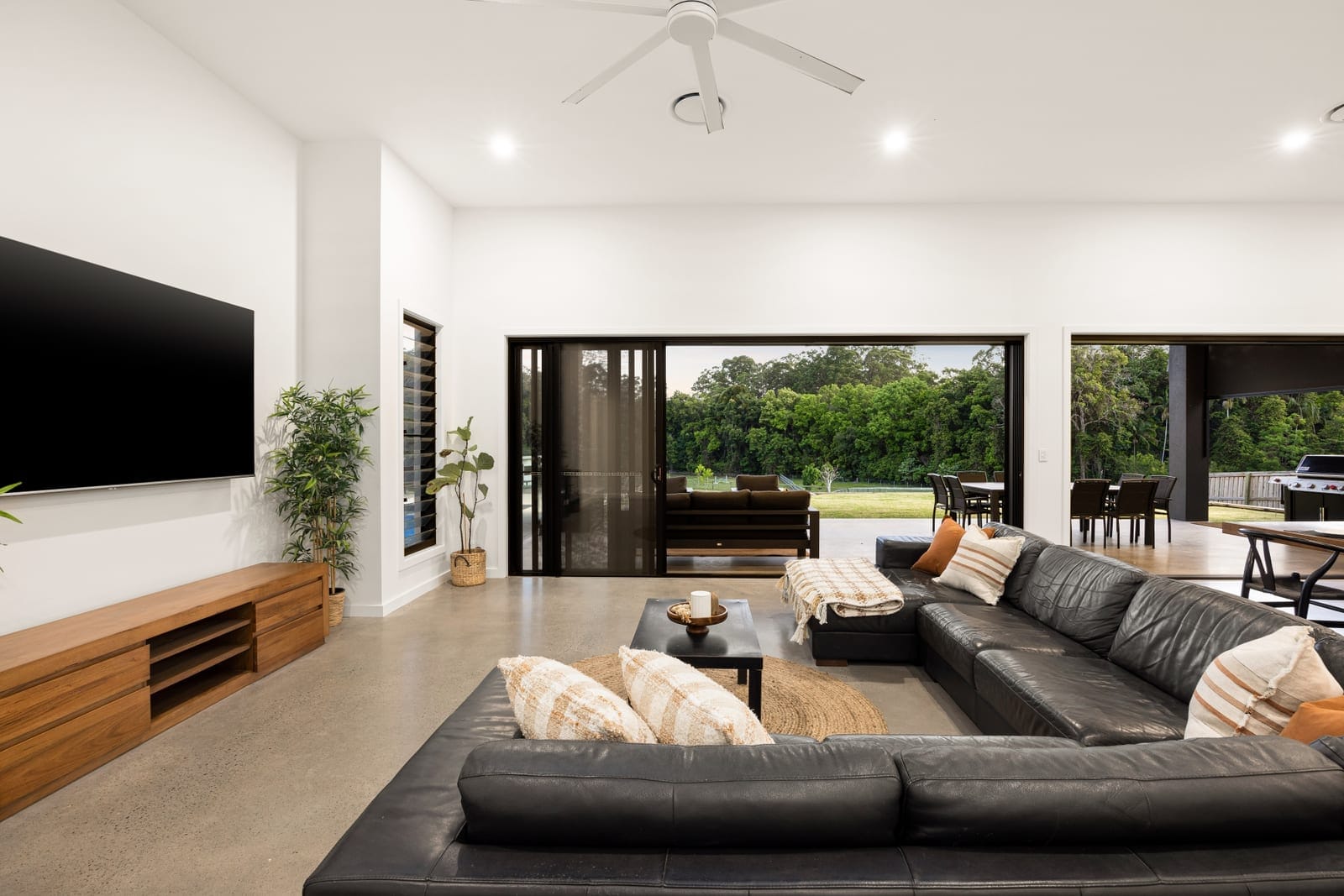 Embrace the Ultimate Acreage Lifestyle: Dual Living