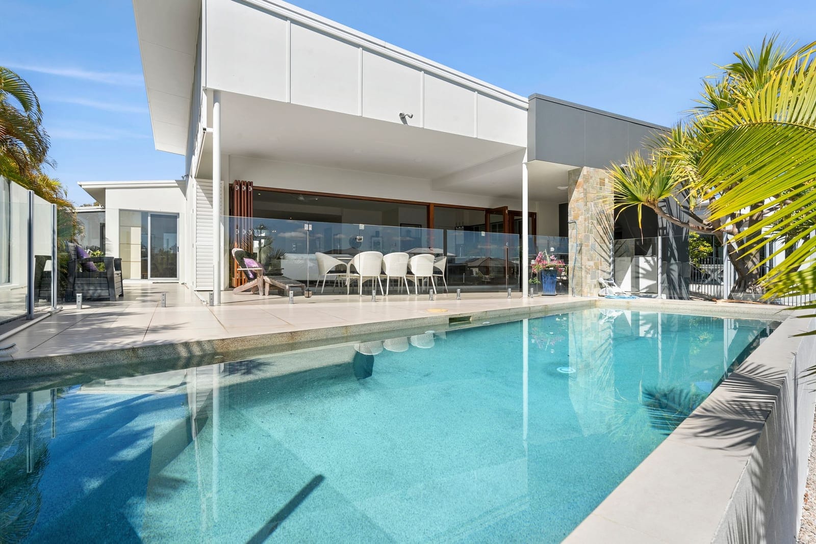 Experience Luxury Living in Pelican Waters