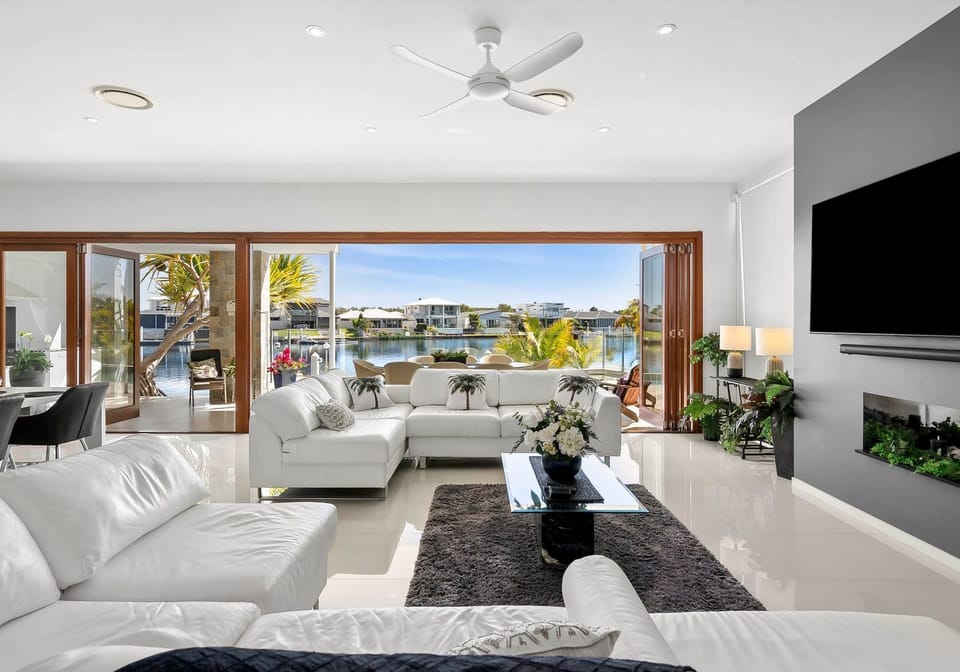Experience Luxury Living in Pelican Waters
