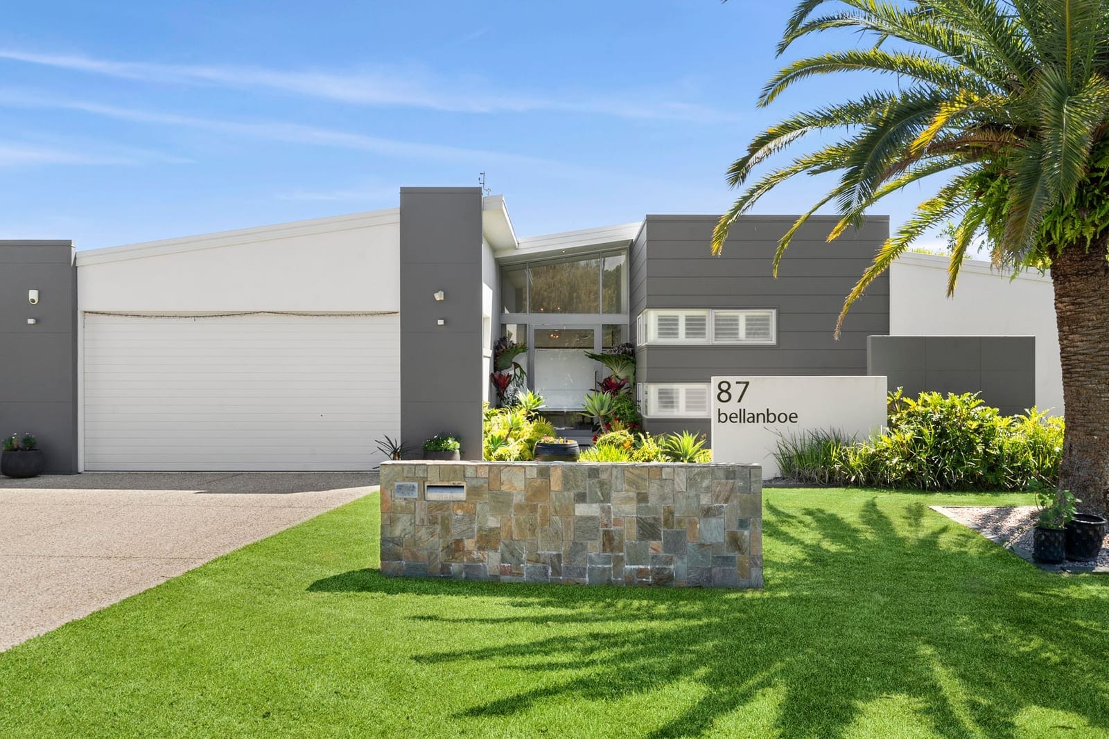 Experience Luxury Living in Pelican Waters