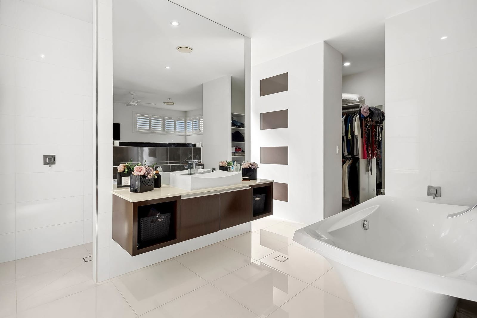 Experience Luxury Living in Pelican Waters