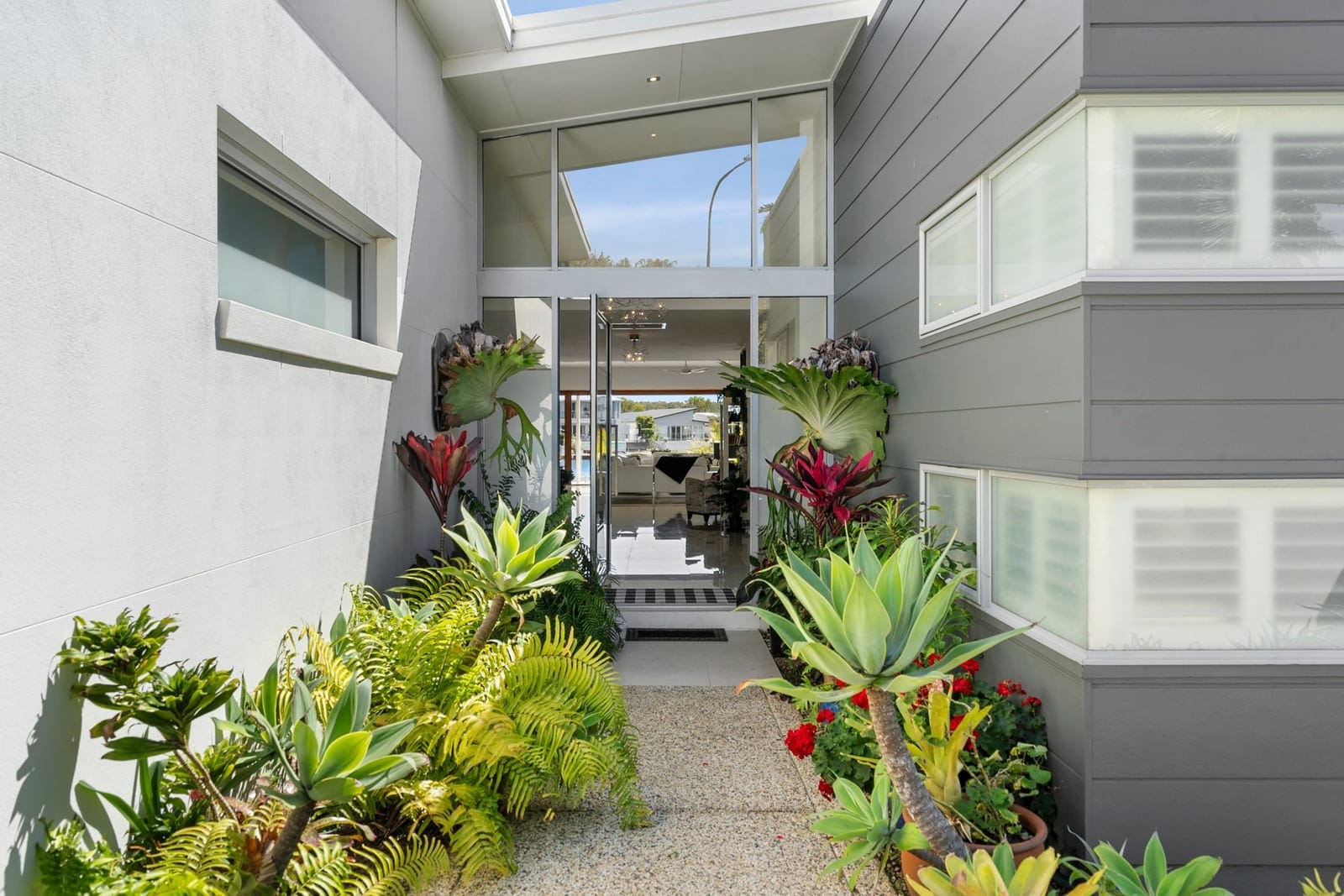 Experience Luxury Living in Pelican Waters