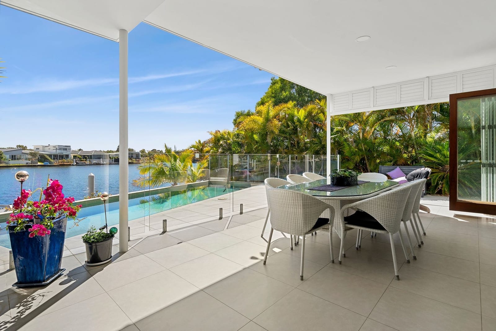Experience Luxury Living in Pelican Waters