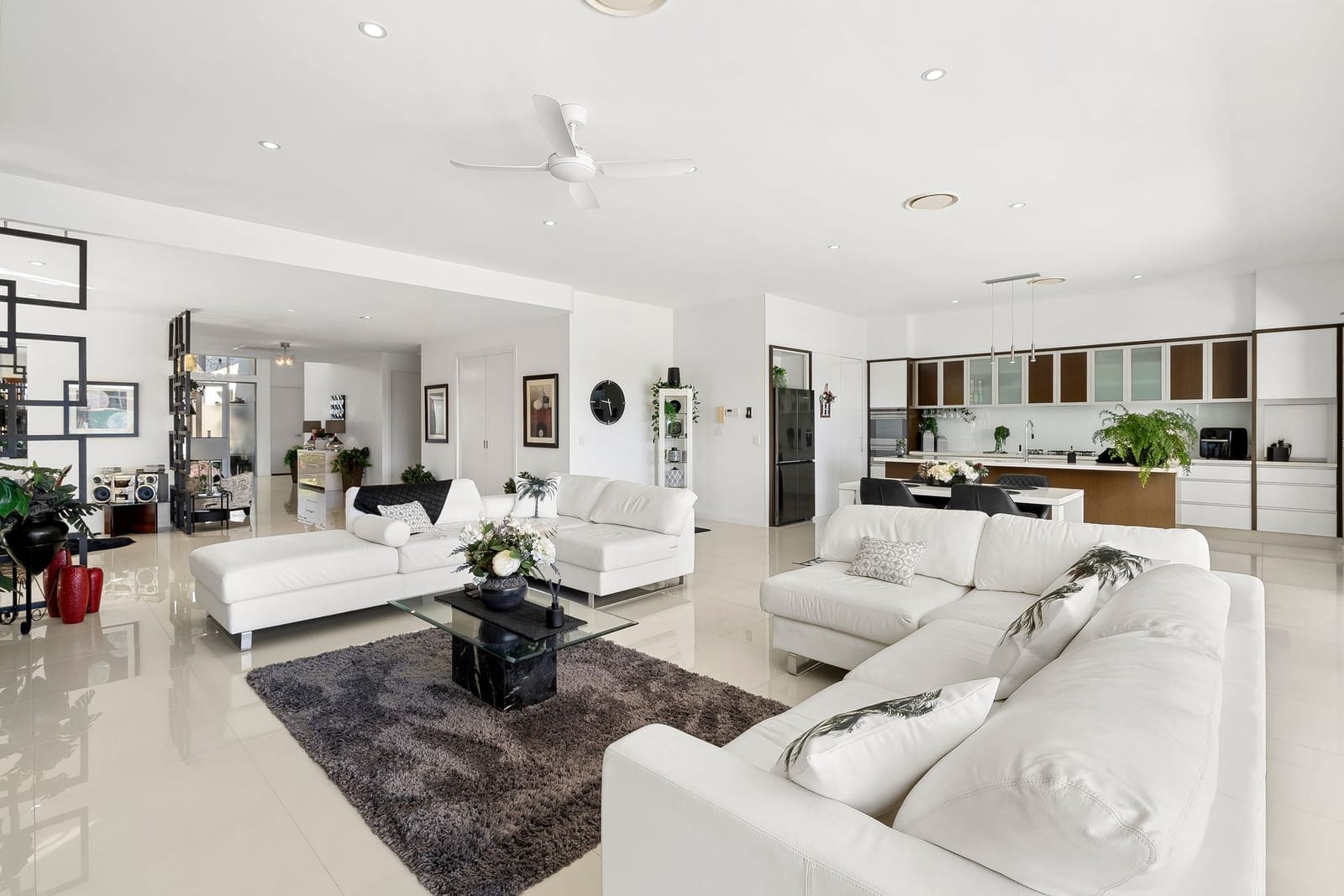 Experience Luxury Living in Pelican Waters