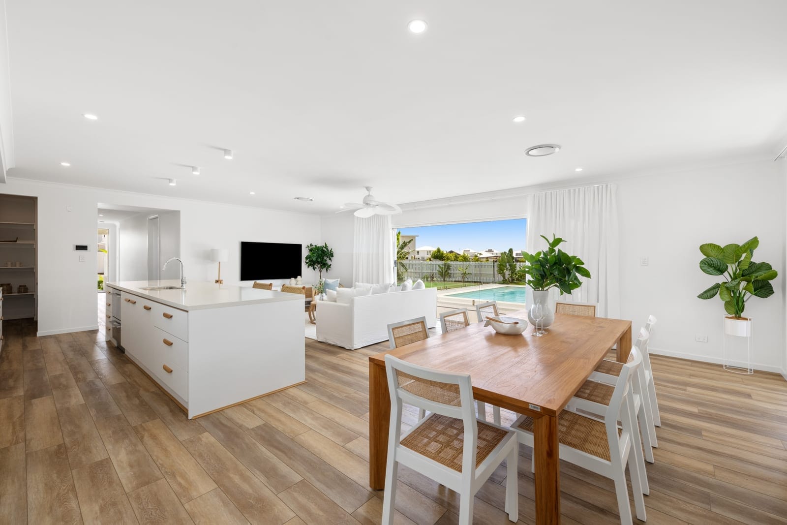 Perfectly Presented Family Home, Huge Block, Side Access