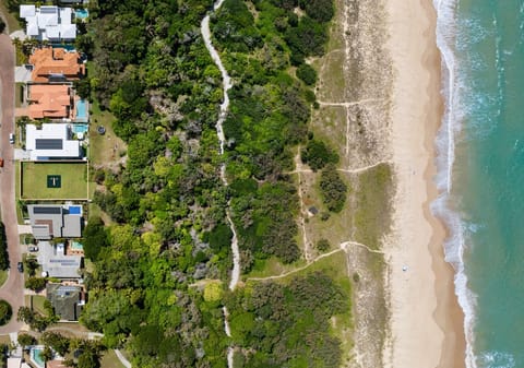 Vacant 700m2: Absolute Beachfront