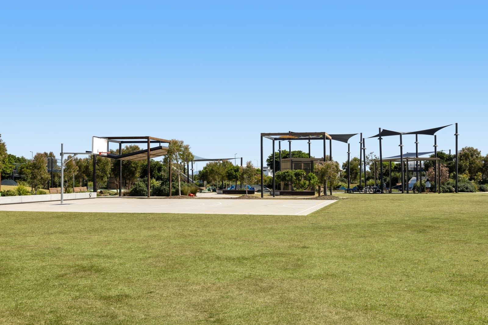 Vacant 700m2: Absolute Beachfront
