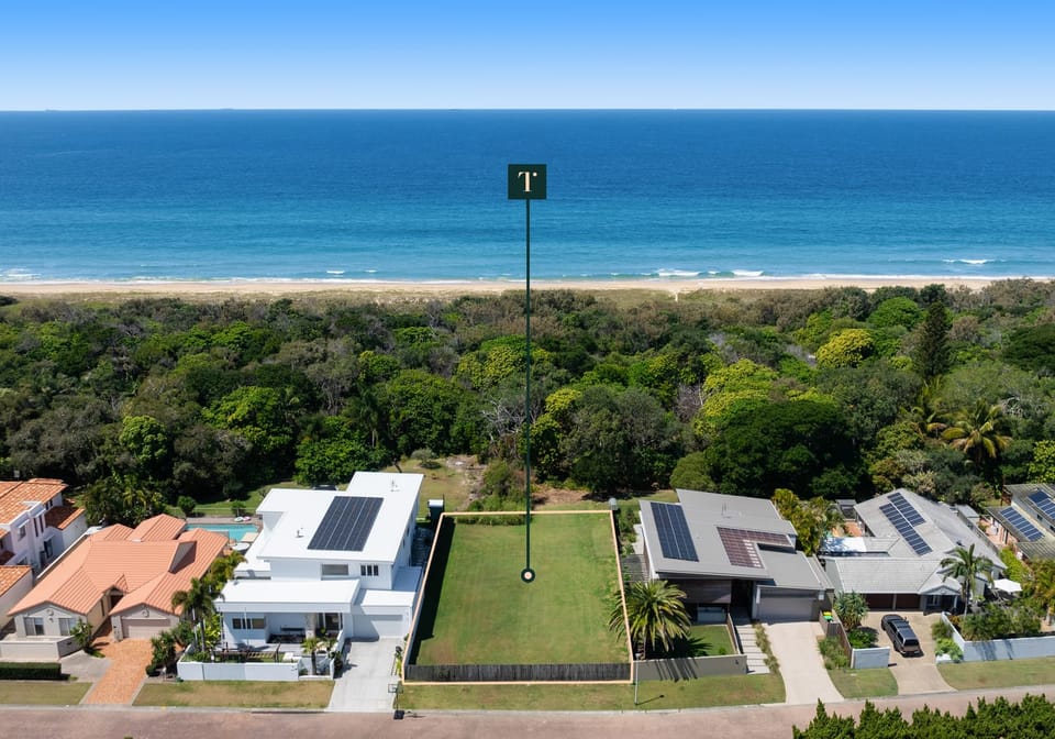 Vacant 700m2: Absolute Beachfront