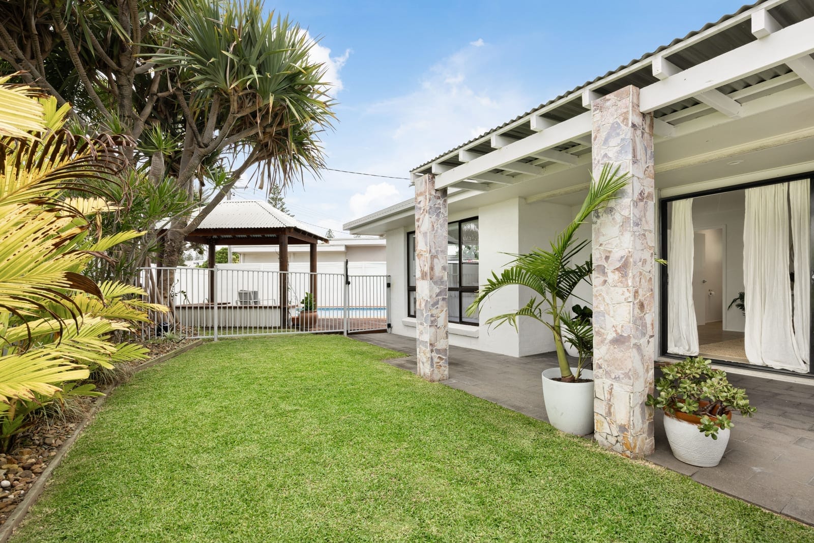 Beachside Charm In Premium Coastal Location