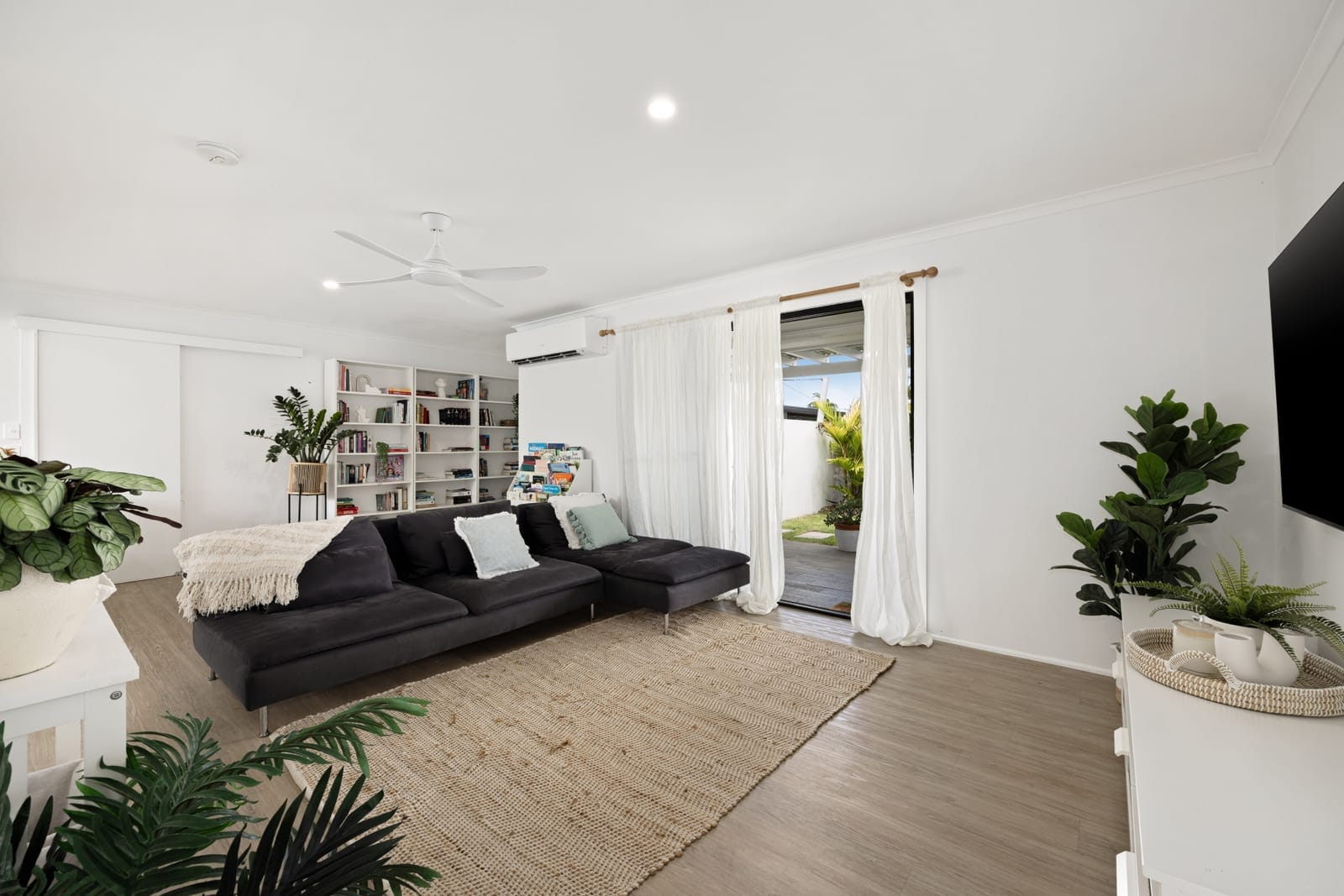 Beachside Charm In Premium Coastal Location