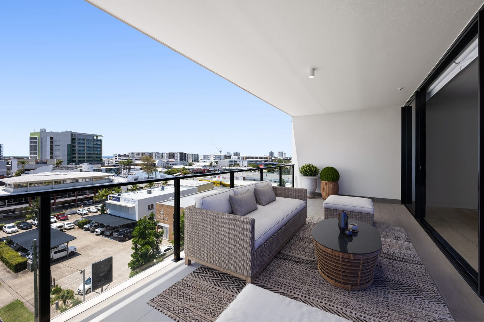 Light-Filled CBD Apartment: Ocean Views