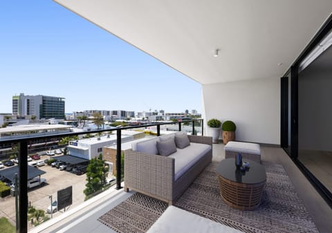 Light-Filled CBD Apartment: Ocean Views