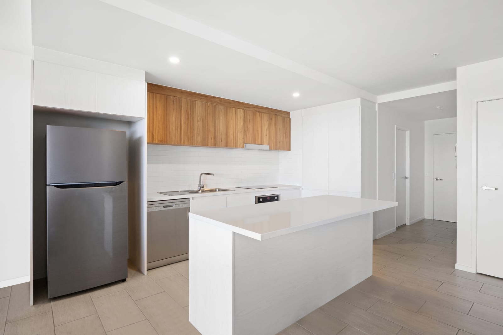 Light-Filled CBD Apartment: Ocean Views