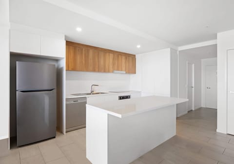 Light-Filled CBD Apartment: Ocean Views