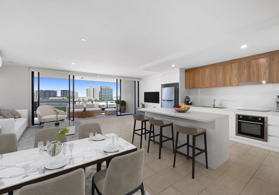 Light-Filled CBD Apartment: Ocean Views