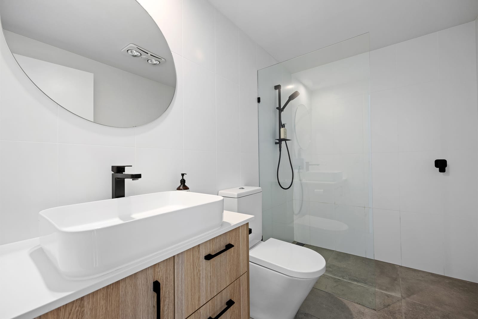 Immaculate Modern Apartment in Premium Location