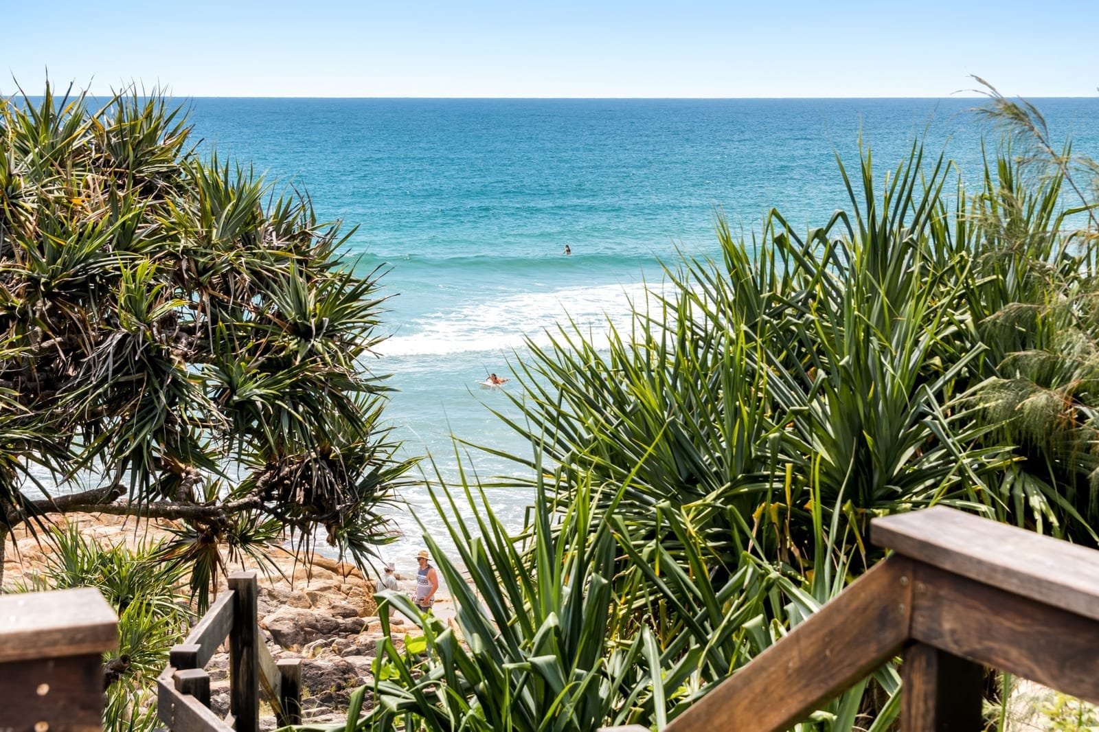 Bayside Elegance: Footsteps to Sand